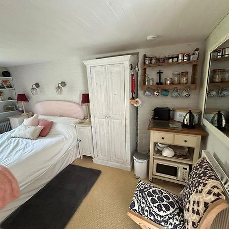 Cosy Cottage Ground Floor Bedroom Ensuite With Private Entrance Chichester Exterior foto