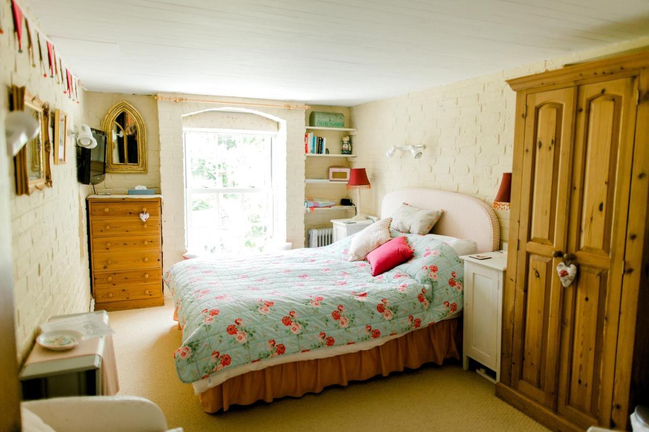 Cosy Cottage Ground Floor Bedroom Ensuite With Private Entrance Chichester Exterior foto