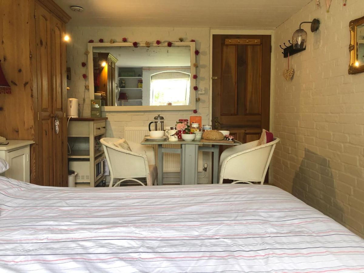 Cosy Cottage Ground Floor Bedroom Ensuite With Private Entrance Chichester Exterior foto